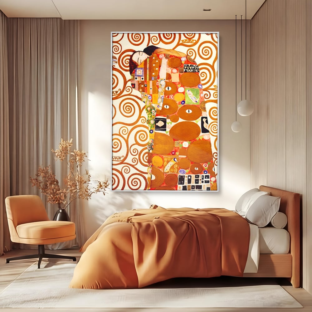 Tablou canvas cu tablou canvas cu pictura in stilul lui klimt, in rama de aluminiu argintiu, pe perete intr-un dormitor